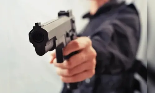 Irmãos são rendidos e roubados por ladrões armados em conveniência