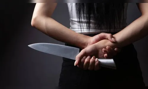 Mulher esfaqueia homem nas nádegas e afirma: 