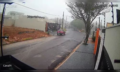 Câmera mostra carro derrubando poste em Arapongas; veja