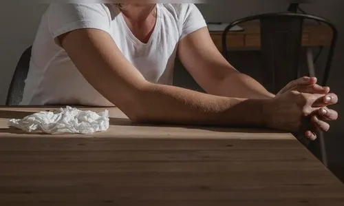 Menina de 15 anos fuma maconha e bate na mãe em Apucarana