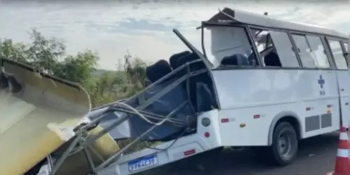 Micro-ônibus ficou com frente totalmente destruída