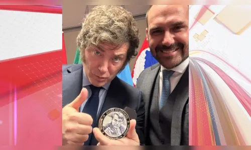Bolsonaro presenteia Milei com medalha de 'imbrochável' e 'incomível'
