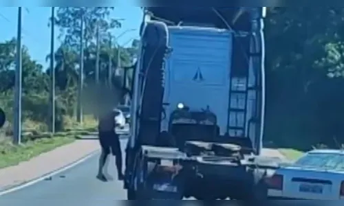 Caminhoneiro tenta atropelar motorista após briga de trânsito; assista