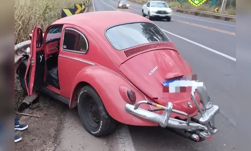 Motorista de Fusca fica ferido após bater em caminhão dos Correios