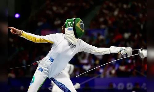 Em estreia da esgrima, Nathalie Moellhausen passa mal e é eliminada