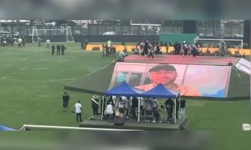 Neymar é vaiado por torcedores durante apresentação de Coutinho