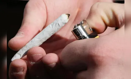 Duas mulheres são flagradas com cigarros de maconha em abordagem da PM