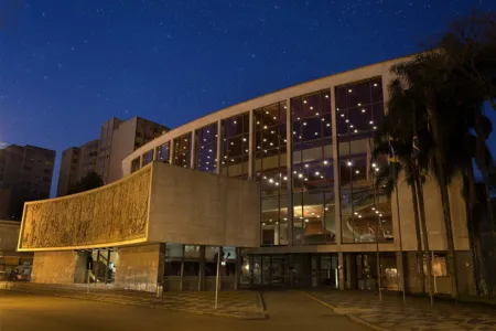 O Teatro Guaíra é também um local de intensa e pujante produção artística