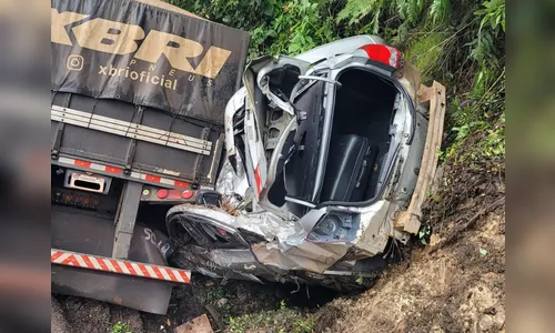 Bebê é salvo por cadeirinha após carro ser prensado por caminhão no PR