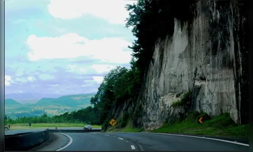 Bombeiros atendem ocorrência de saída de pista na BR-376 em Mauá