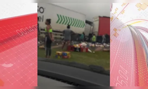 Caminhão carregado com cerveja se envolve em batida e carga é saqueada