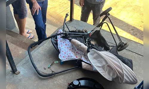Mulher morre e bebê fica ferido ao serem prensados contra parede