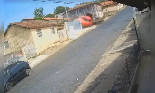 Caminhão perde freio, derruba muro e invade casa no PR; veja vídeo