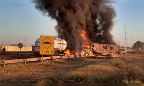 Caminhão-tanque explode após acidente com ônibus; quatro morreram
