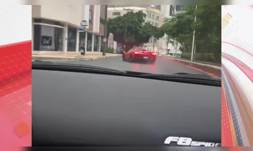 Motorista de Ferrari perde controle e quase bate carro de luxo; vídeo