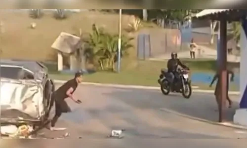 Ladrão capota carro roubado e pega moto para fugir em frente à PM