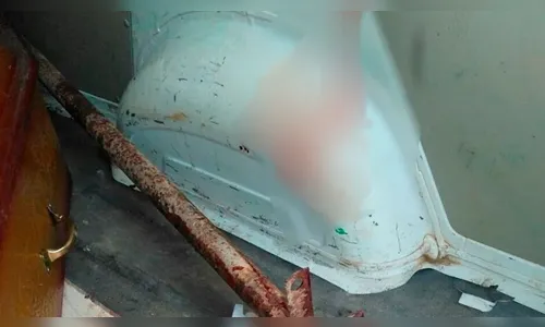 Mulher empala marido com vergalhão de ferro e filho filma situação