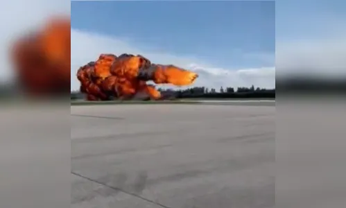 Caça de guerra cai e explode durante treinamento militar; veja vídeo
