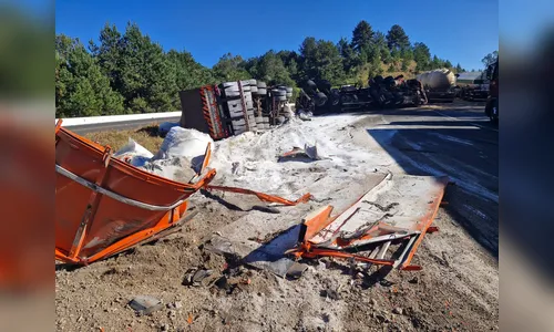 Motorista fica ferido após tombamento de carreta em Mauá da Serra
