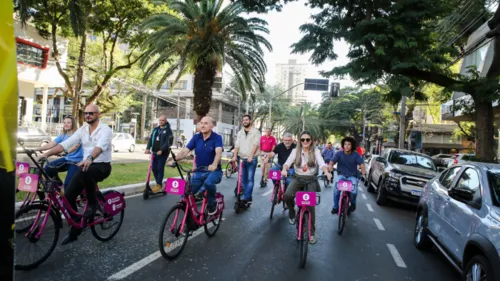 O uso da bicicleta é totalmente gratuito, já o uso do patinete elétrico pede o pagamento de um taxa.