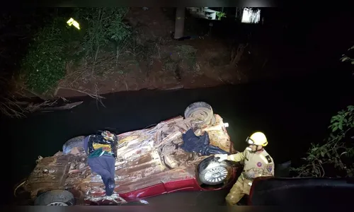 Carro capota na PR-180, cai em rio e duas pessoas morrem
