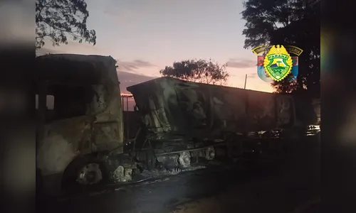Motorista sai ileso após carreta pegar fogo no Paraná