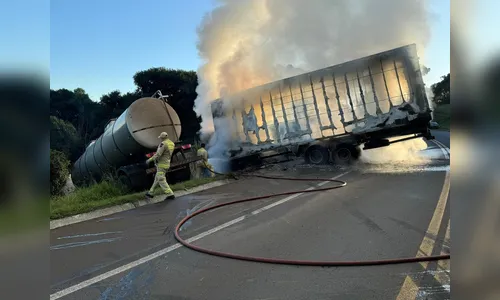 Caminhões batem de frente e pegam fogo na BR-277; motoristas morrem