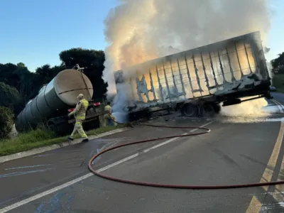 Os bombeiros e a PRF estão no local da batida