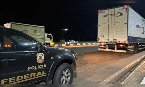 PF prende 5 pessoas com dois caminhões lotados de contrabando no PR