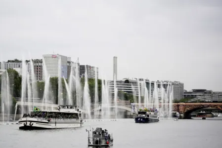 Parada náutica sobre o Rio Sena recebeu 206 delegações
