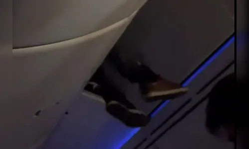 Passageiro para em teto de avião após turbulência; 30 ficam feridos