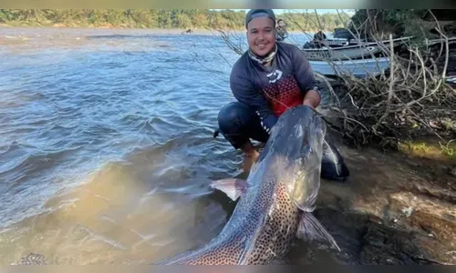 Pescador pega pintado de 50kg e 1,65m no Rio Ivaí