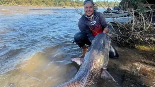 Pescador pega pintado de 50kg e 1,65m no Rio Ivaí