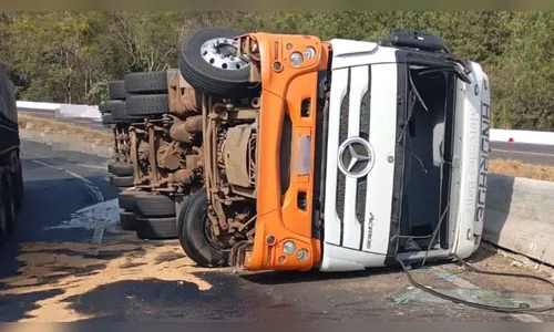 Carreta tomba na BR-376 entre Mauá da Serra e Ortigueira