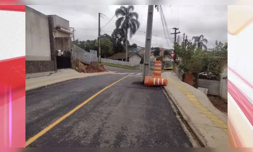 Obra em asfalto deixa poste no meio da rua em cidade do Paraná