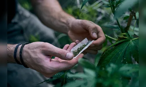 Dupla fuma maconha em parquinho na frente de criança e mãe chama PM