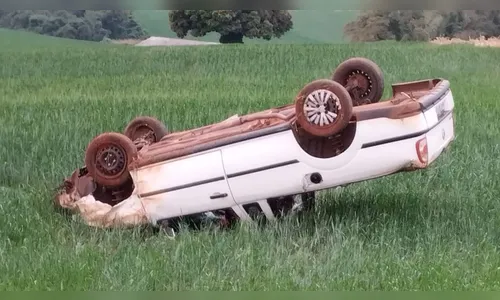Saveiro capota na PR-082 em Lunardelli e ocupantes ficam feridos
