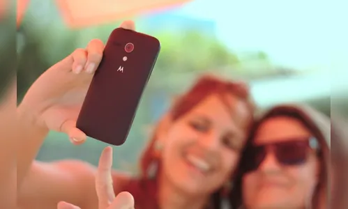 Conheça os riscos para as mãos de passar muito tempo no celular