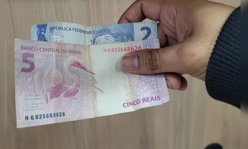 Homem destrói carro e bate em criança após esposa negar dinheiro