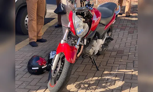 Três pessoas ficam feridas em acidente com moto no centro de Apucarana