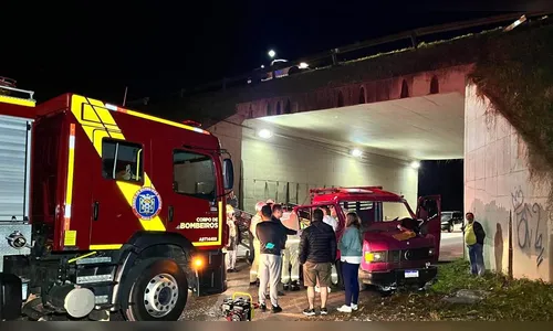 Caminhão cai de 8 metros e motorista fica em estado grave no PR