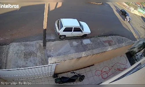Câmera flagra momento em que entregador é atingido por carro; veja