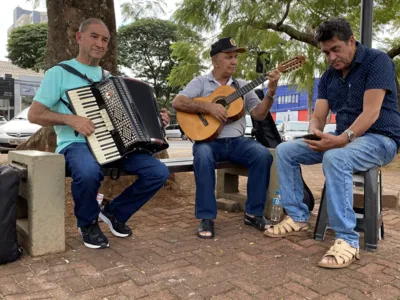 Valdir Gaiteiro: o músico que é parte da paisagem urbana de Apucarana