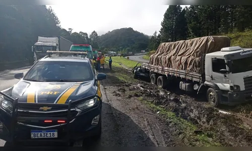Motorista morre após perder controle e bater carro em caminhão parado