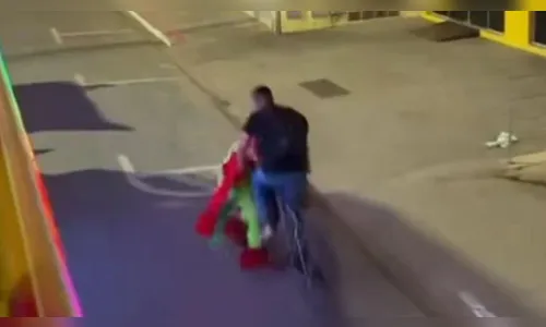 Fofão da Carreta Furacão é atropelado após dar 