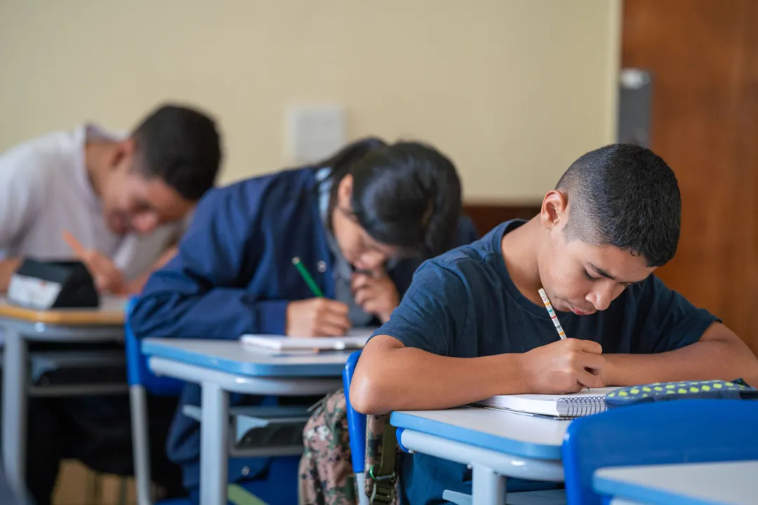 A avaliação é aplicada na escola onde o aluno está matriculado e tem duração de 2h30, durante o horário de aula