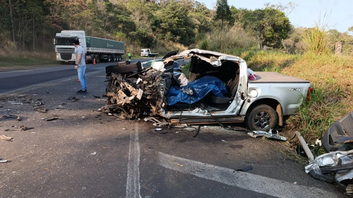 A caminhonete ficou destruída devido ao acidente