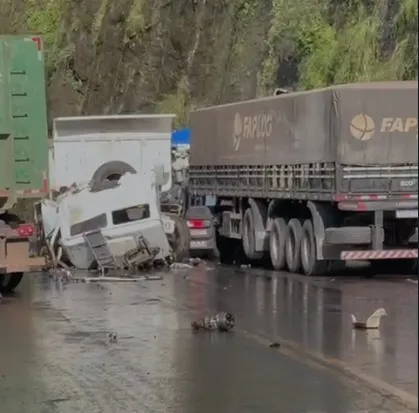 A fatalidade aconteceu na ERS-122, entre três caminhões