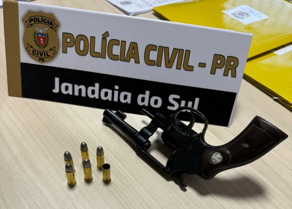 Arma de fogo foi apreendida pela Polícia Civil