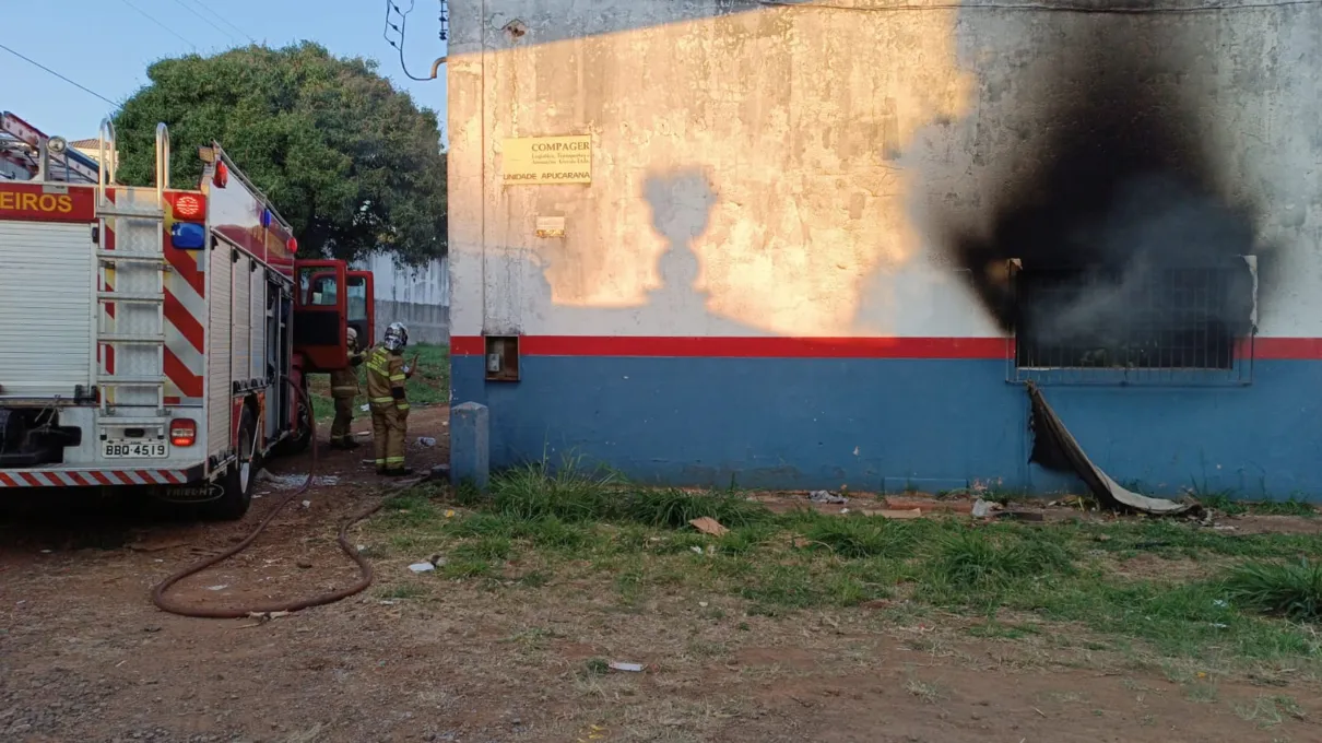 Barracão abandonado é incendiado após briga de casais em Apucarana